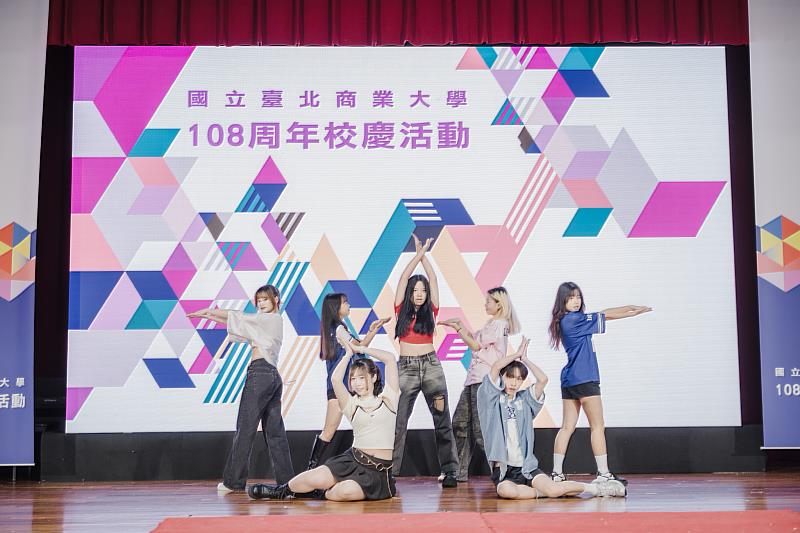 校慶典禮上還安排漾舞社與熱舞社等學生社團帶來精采表演，展現北商大活力多元的校園風貌。