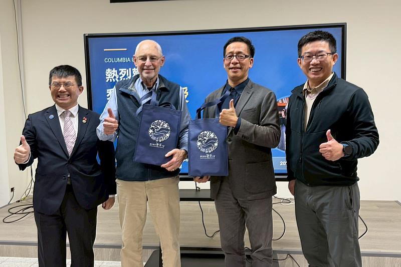 曾聖文副研發長(左1)與黃文雄組長(右1)代表海大歡迎黎安友教授(左2)及劉曉鵬副院長(右2)