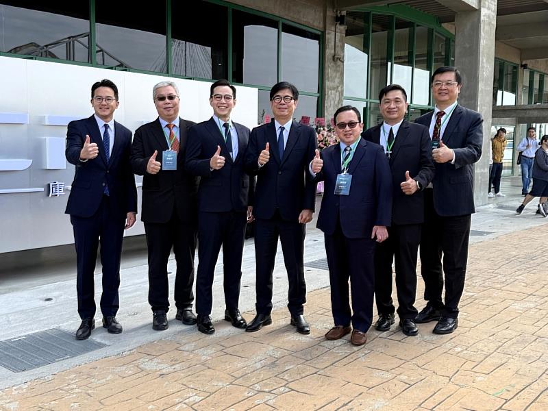 擷發科技董事長楊健盟博士(右三)與高雄市市長陳其邁(左四)於擷發科技高雄亞灣研發中心啟動活動合影。此場域將聚焦 AI 軟體設計平台與產業合作，象徵官產學攜手推動 AI 在地化落地與創新發展。