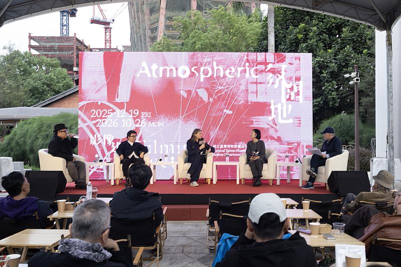 「氛圍地─影像建築」特展開幕典禮會後舉辦「當影像成了建築的新語言，建築會重新發現自己嗎？－Filming Architecture Roundtable」對談，由國立成功大學建築學系講座教授曾成德（右1）主持，法國波爾多建築中心代理館長Wenwen Cai（蔡雯雯，右2）、BEAU建築事務所建築師Charlotte Lafont-Hugo（中）、國家電影及視聽文化中心董事長（左2）、中原大學建築系助理教授徐昌志（左