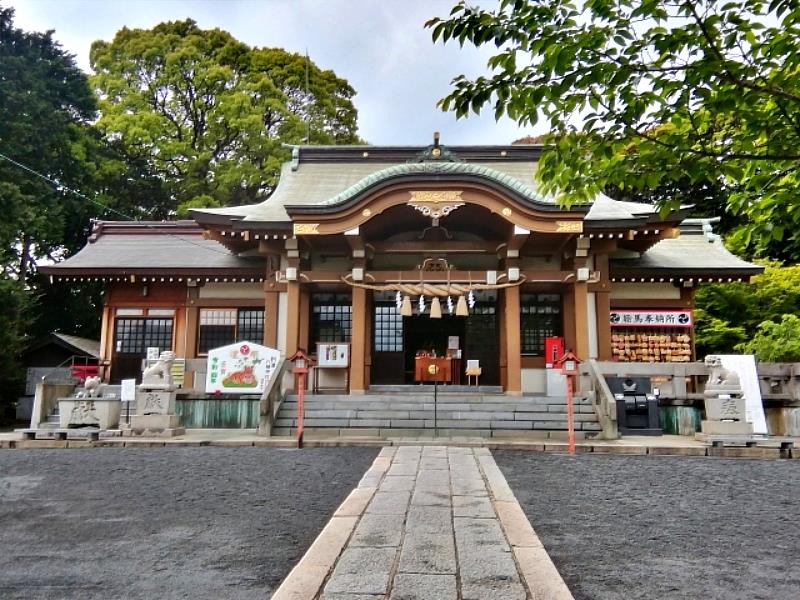 到津八幡宮是已有1450年的歷史神社,祭神為應神天皇、神功皇后、多紀理比賣命、多岐都比賣命、市寸嶋比賣命、豐日別命。據說有水陸交通安全、開運除厄等各種各樣的利益,但特別有名的是安產和孩子的成長守護。