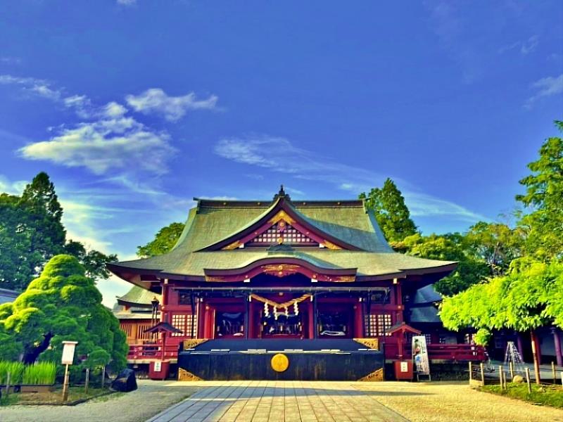笠間稻荷神社是日本三大稻荷之一，被指定為國家重要文化財產的本殿，是總檜木建造的權現造，周圍精緻的雕刻非常出色，是茨城縣內最多人初詣的神社。