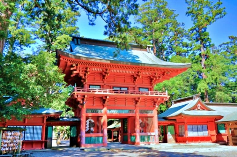 鹿島神宮是全國約600座鹿島神社的總本宮,與千葉縣的香取神宮、茨城縣的息栖神社並稱為「東國三社」,以勝負運、必勝祈願的神效而聞名。