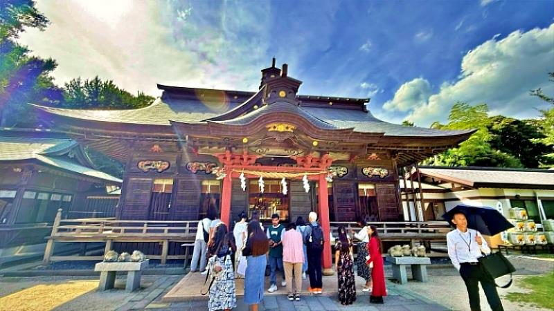 大洗磯前神社最大的看點是矗立在太平洋岩礁上的「神磯鳥居」。從這座鳥居看出去的日出被譽為絕景，也是新年觀賞日出的熱門地點。