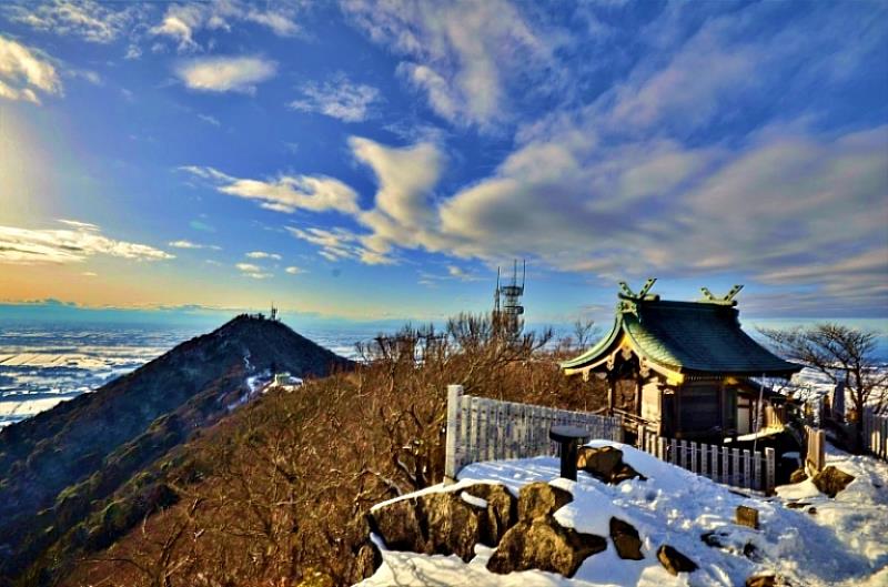 筑波山神社以標高877公尺的筑波山為御神體，擁有約3000年歷史，男體山的山頂供奉著筑波男大神（伊弉諾尊），女體山的山頂供奉著筑波女大神，這兩位神祇是日本神話中最初的夫婦神。