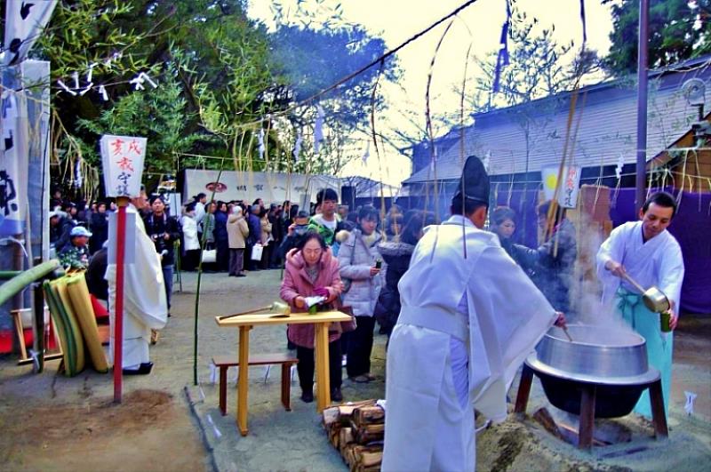水戸八幡宮由佐竹義宣公創建於文祿元年(1592年),是歷代水戸藩主代的崇敬社,被作為是農、工、商之神,以及除厄、育子、戌亥年出生者的守護神。以祈求家内安全、厄除、商賣繁盛、身體健全、交通安全、事業繁榮等聞名。