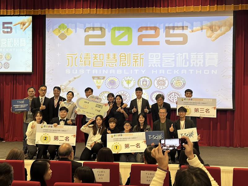 2025永續黑客松T-SOX前3名獲獎團體「GPT運動處方」，評審吳思嚴助教、江茂綸教授、長庚大學育成中心主任謝宗勳教授、T-SoX執行長蔣琦瑤合影。