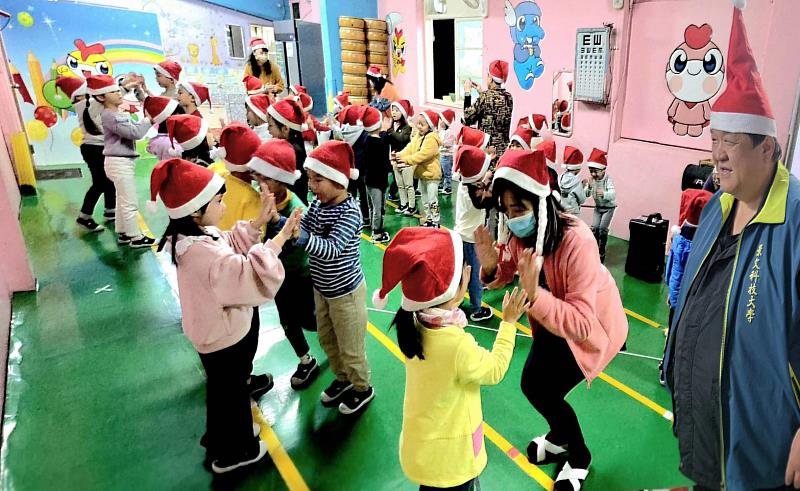 景文科大陪幼兒園共度甜蜜平安溫馨聖誕