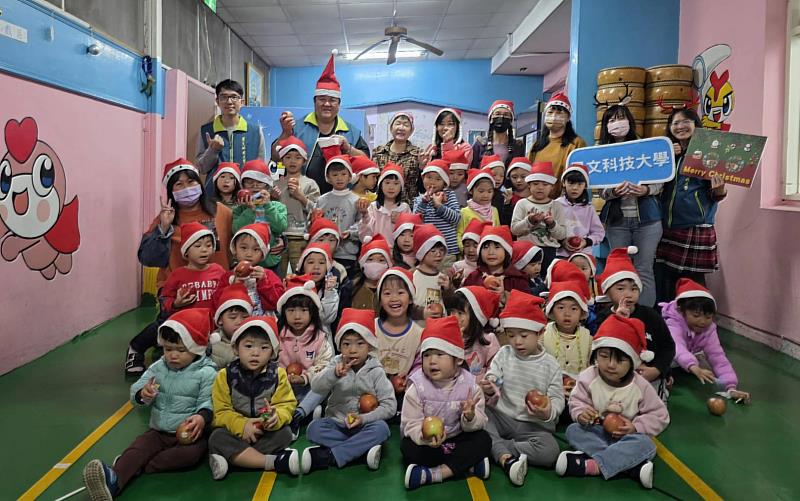 景文科大陪幼兒園共度甜蜜平安溫馨聖誕