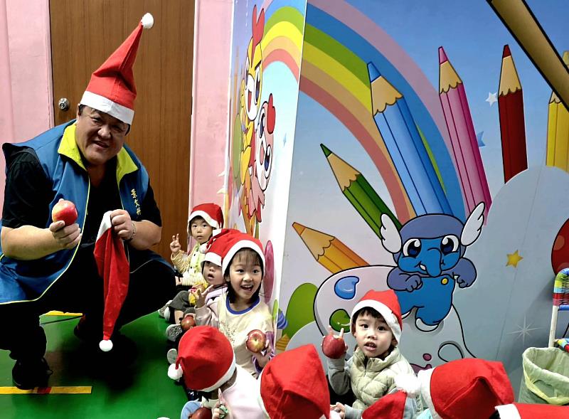 景文科大陪幼兒園共度甜蜜平安溫馨聖誕