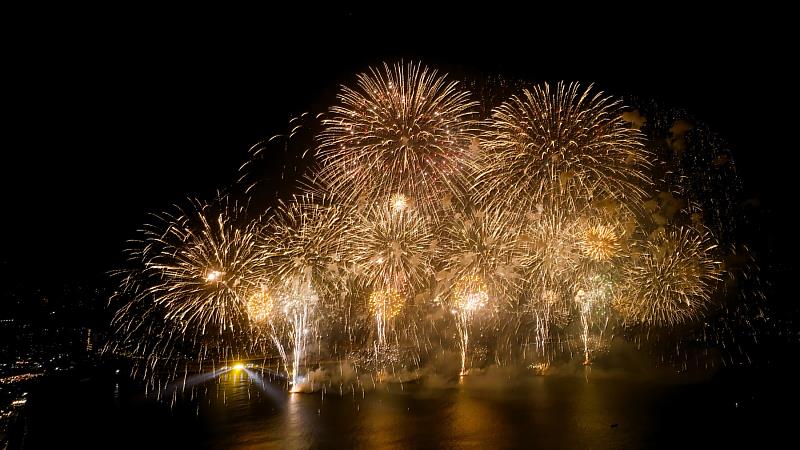 新北市政府分享10處煙火最佳觀賞點，包括淡水端的金色水岸河濱公園，以及八里端的左岸河濱公園等地。（資料照）