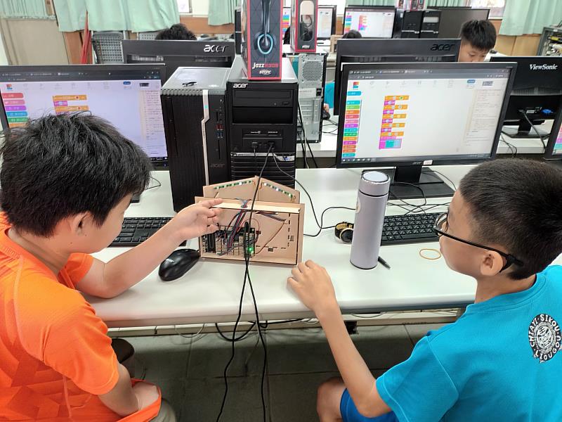 南華大學開創偏鄉防災教育新模式,至嘉義縣柳溝國小進行科技防災教育。