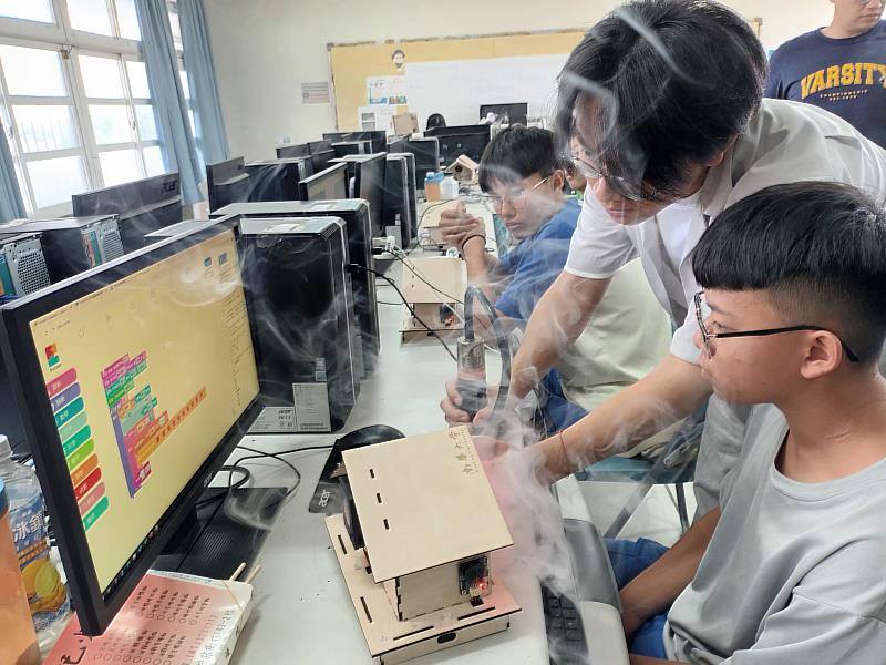 南華大學開創偏鄉防災教育新模式,至嘉義縣東榮國中推動科技防災教育。