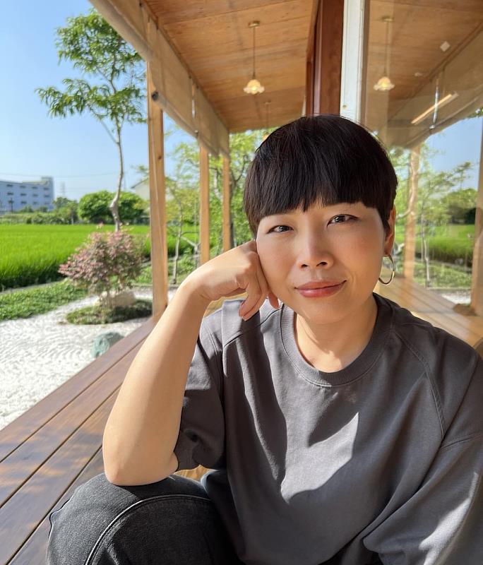 林佳儀除了是研究生、詩人以外，同時更身兼高中國文老師、妻子與母親等多重身分。