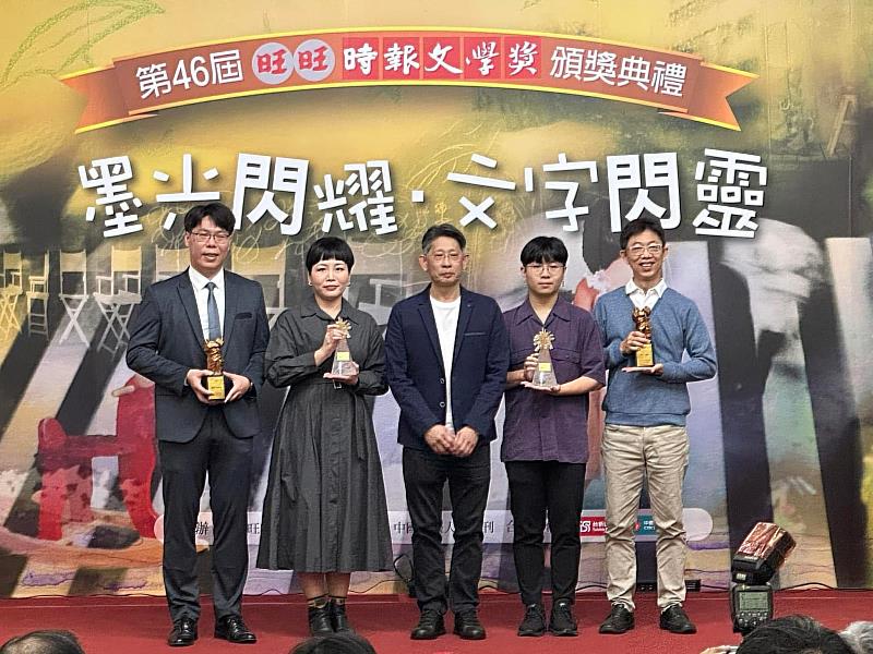 東海中文系碩士生林佳儀（左2）摘下第21屆林榮三文學獎新詩組佳作，以及第46屆時報文學獎新詩組二獎，成為本年度唯一同時於兩大報文學獎獲獎的創作者。