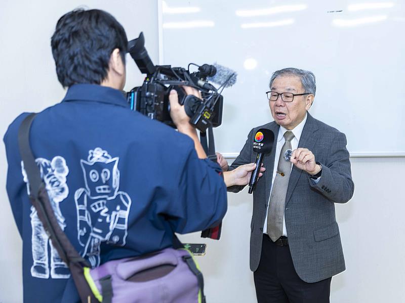 文錙藝術中心張炳煌主任接受媒體採訪,介紹「書作玉成」系統。(圖/淡江大學提供)