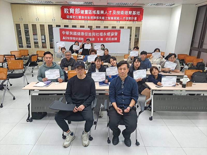 本次北護大活動承辦周定衡老師與蔣琦瑤講師，在冬至湯圓暖心下，共同主持結業式並頒發結業證書。