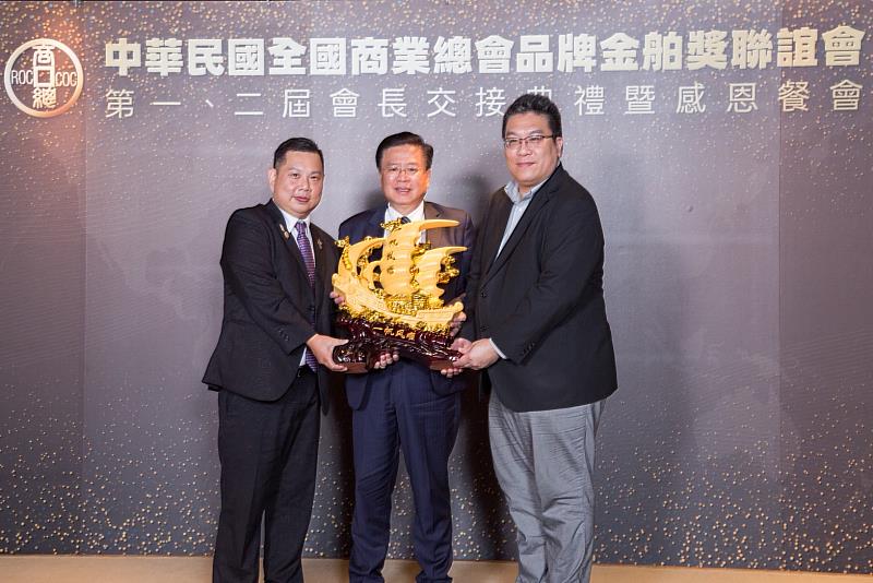 交接象徵．品牌領航中華民國全國商業總會品牌金舶獎聯誼會第1、2屆會長交接儀式中，第1屆會長薛煒立（左）將象徵「品牌領航、永續前行」的金舶意象信物交棒第2屆會長李奇嶽（右），由商總理事長許舒博（中）見證，象徵聯誼會邁入新階段。