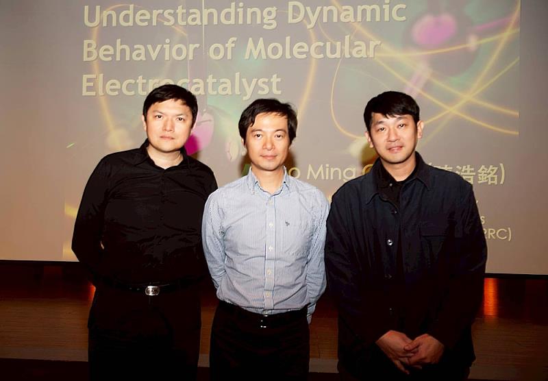 理工學院副院長張鈞智（右）指出，《Nature Communications》為隸屬 Nature 體系的頂尖期刊，審查嚴謹，能於此發表代表研究達國際頂尖水準。