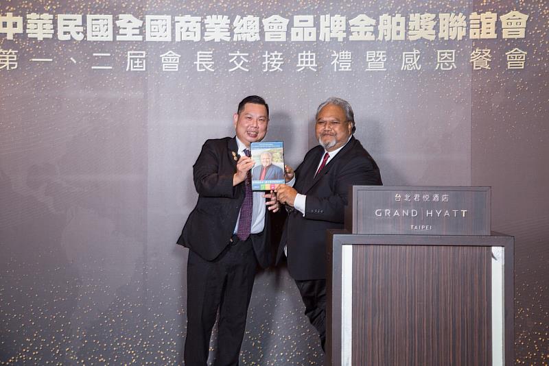 綠能外交實踐・彩繪光電見證台帛永續夥伴關係品牌金舶獎聯誼會第1屆會長薛煒立（左）於第1、2屆會長交接典禮暨感恩餐會中，致贈象徵「可交付永續」的彩繪光電板予帛琉共和國駐臺特命全權大使（右），展現台灣以創新綠能技術深化與友邦合作、推動淨零建築與綠能外交的具體行動；活動於台北君悅酒店舉行，獲產官代表與國際使節共同見證。