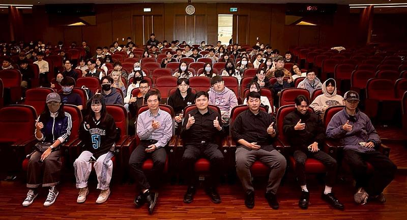 台大化學系陳浩銘教授蒞臨文化大學,與文大學生分享二氧化碳轉化與永續能源研究的新趨勢,激發青年學子投入前瞻科學與淨零永續研究。