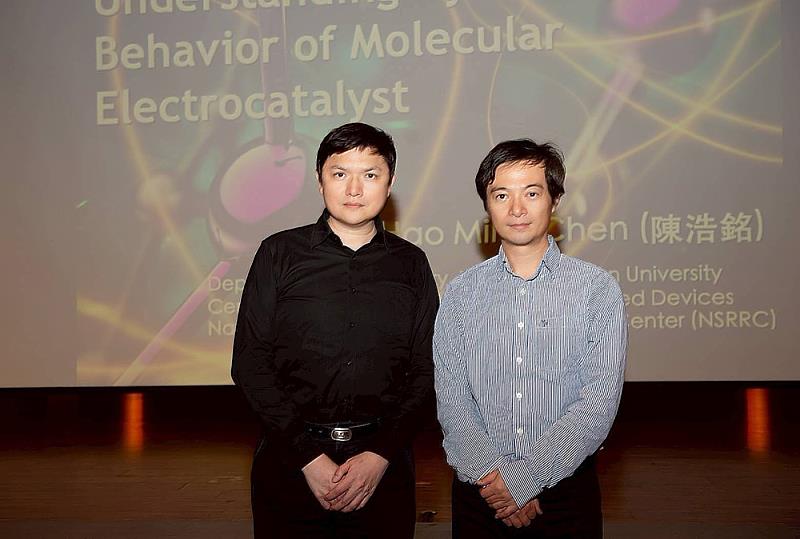 文化大學化學工程與材料工程學系陳輝龍教授(左起)、台大化學系陳浩銘教授合影,見證跨校合作於永續材料與能源研究上的重要成果。