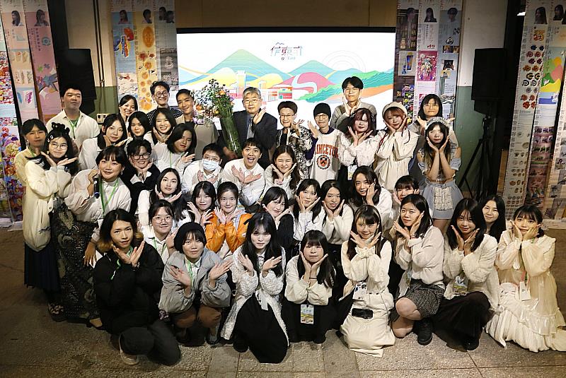 《作東 ◎ 東作》畢業總展參展貴賓與全體同學大合照。