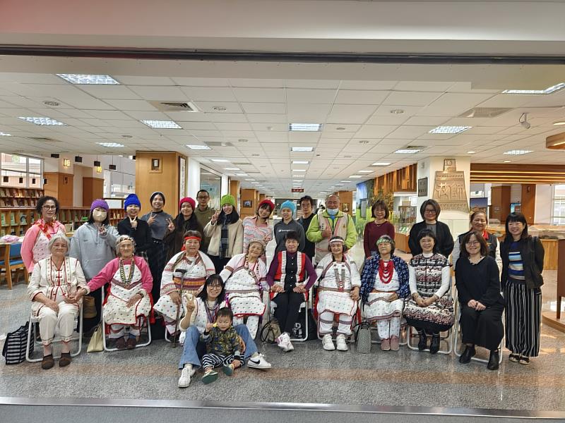 Payi們（長者）與東華師生、貴賓大合照。