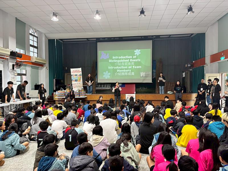 課程教學科黃秀琴科長蒞臨鼓勵。