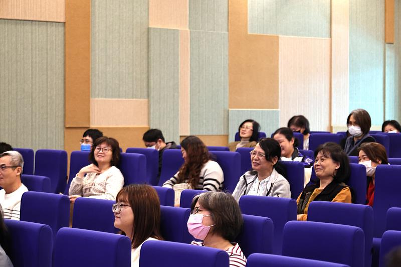 與會教師專注聆聽，現場互動熱絡、氣氛溫馨。