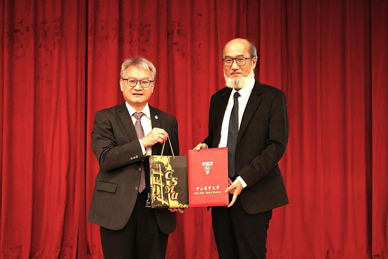 中山醫大校長黃建寧(左)致贈感謝狀給國家教育研究院院長林從一。