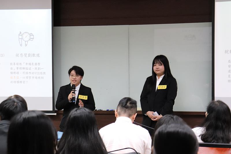 南華大學企管系舉辦管理實務專題競賽,學生進行簡報。