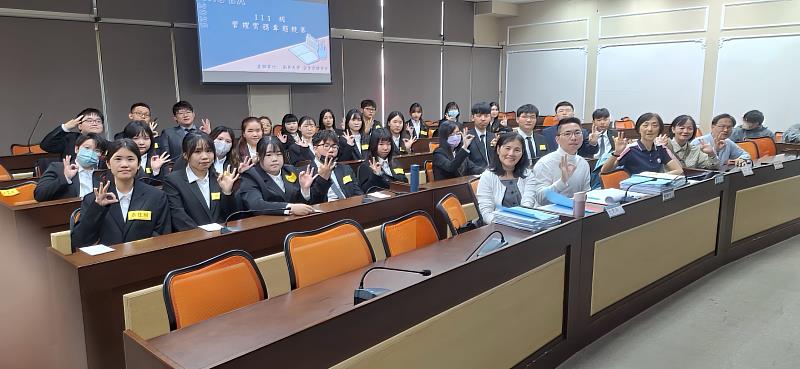 南華大學企業管理學系舉辦111級管理實務專題競賽,師生合影留念。