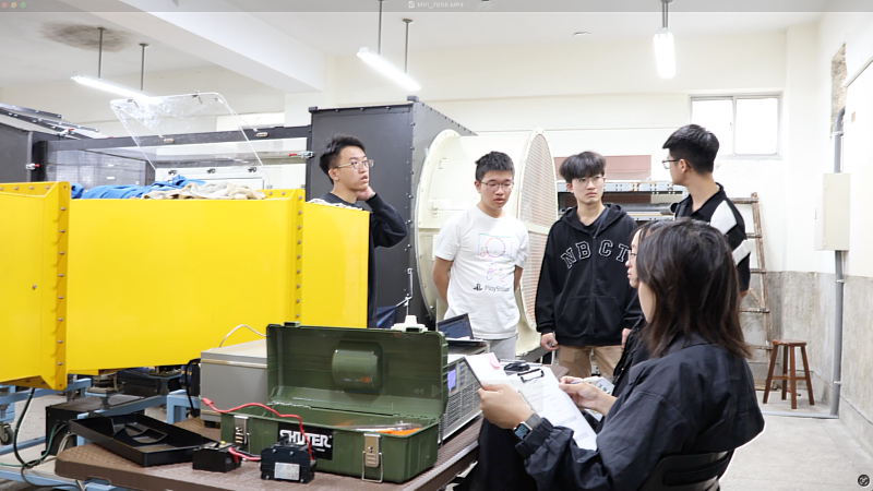 學生於風洞實測過程中專注記錄各項數據，累積與業界同級的實戰分析經驗。