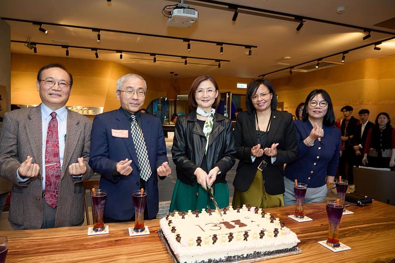 貴賓共同慶祝「13 CAFÉ」開幕。