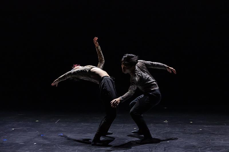 〈蜃景〉創作由舞者葉嘉晟、何亭蓁演出。