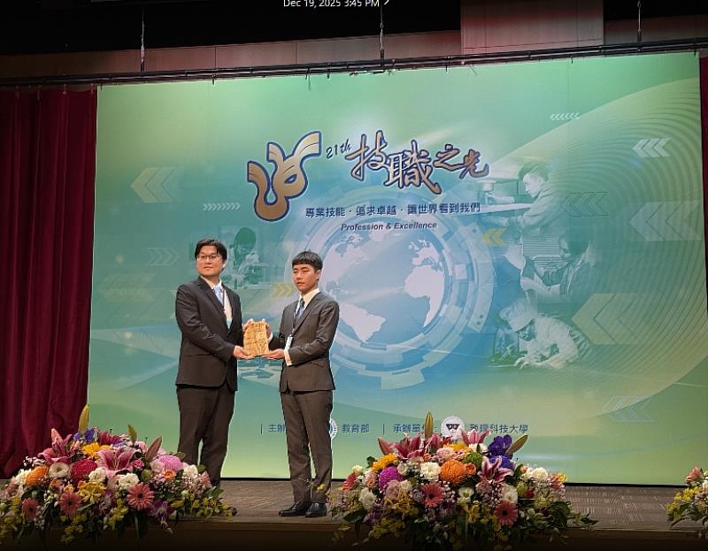 教育部常務次長朱俊彰（左）頒獎給勤益電機工程系學生洪敏智同學。