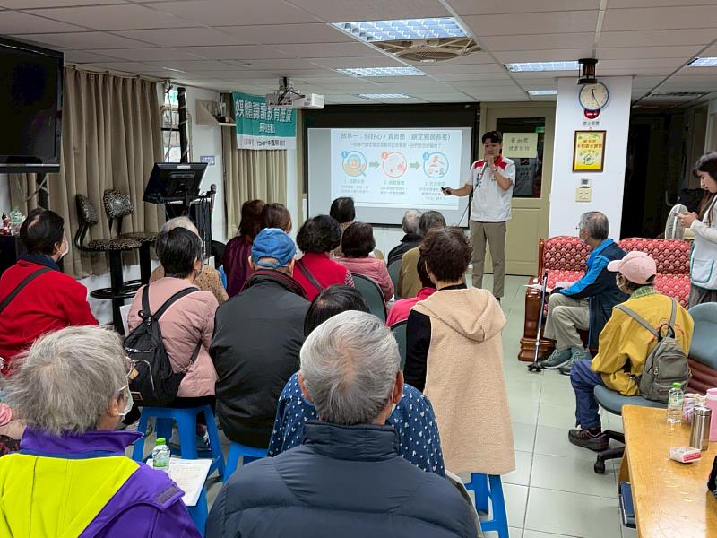 信義房屋攜手中嘉寬頻新視波前進永和,與里民分享不動產詐騙案例與如何防範等相關知識,現場長輩專注聽講。