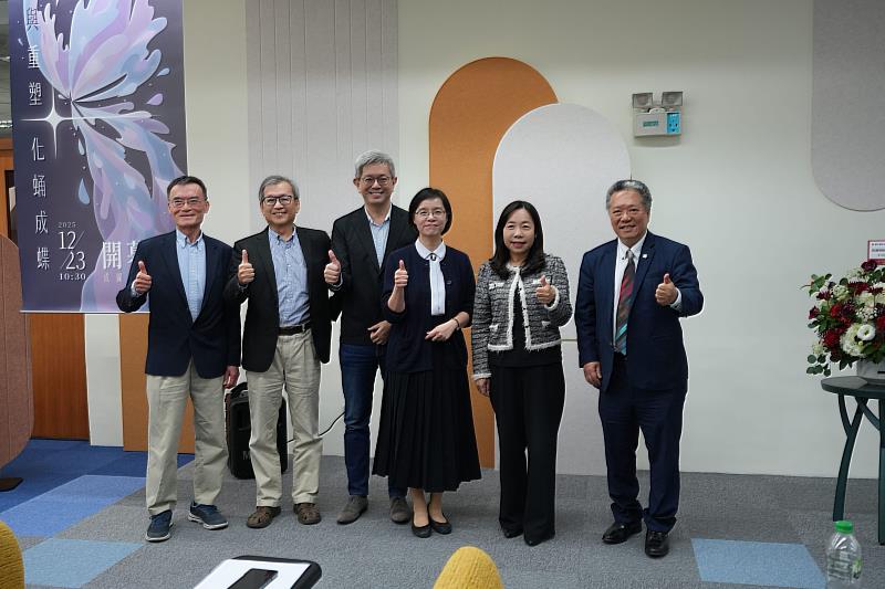 成大圖書館三期空間改造23日正式啟用並舉行開幕活動,與會嘉賓合照。