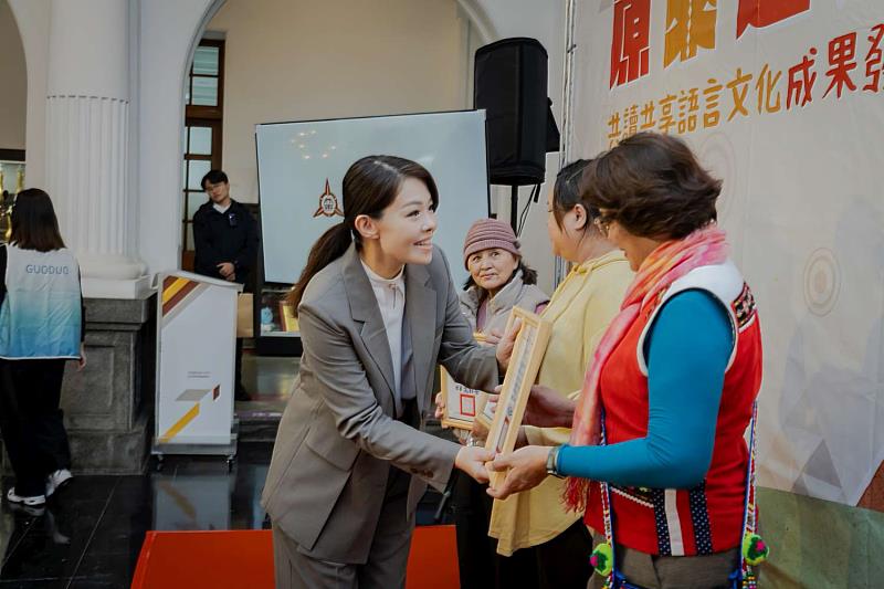 高虹安市長頒發族語推廣教師感謝狀。