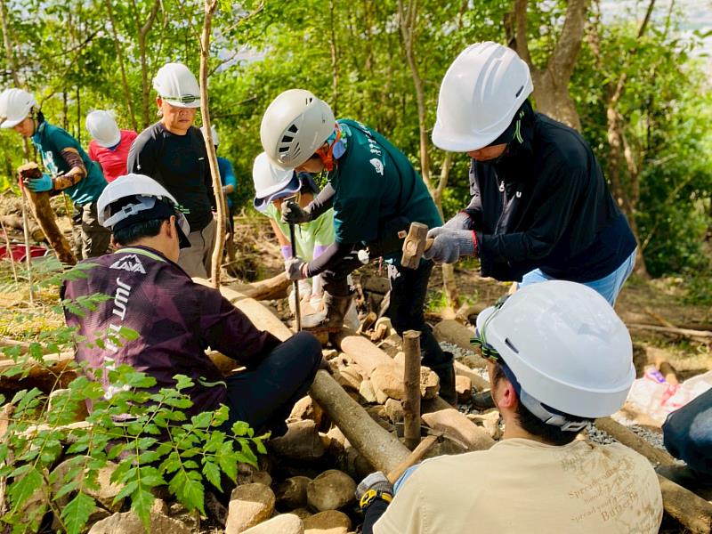 以自然路徑取代水泥鋪面，透過實務教學邀集更多志工加入手護鯉魚山步道的行列。