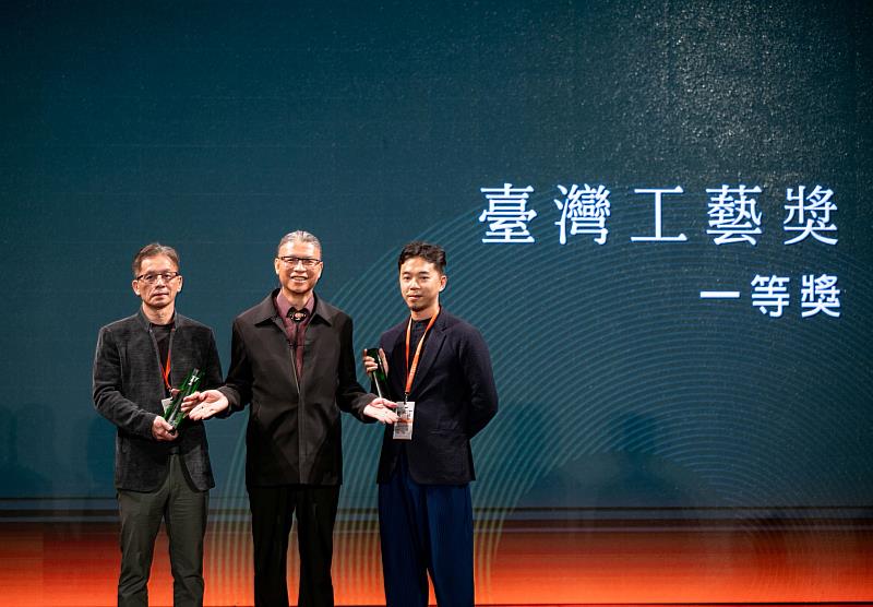 工藝中心主任陳殿禮（中）頒贈臺灣工藝創作獎一等獎予兩位得獎者紅琉璃有限公司（左）與謝承達（右）。