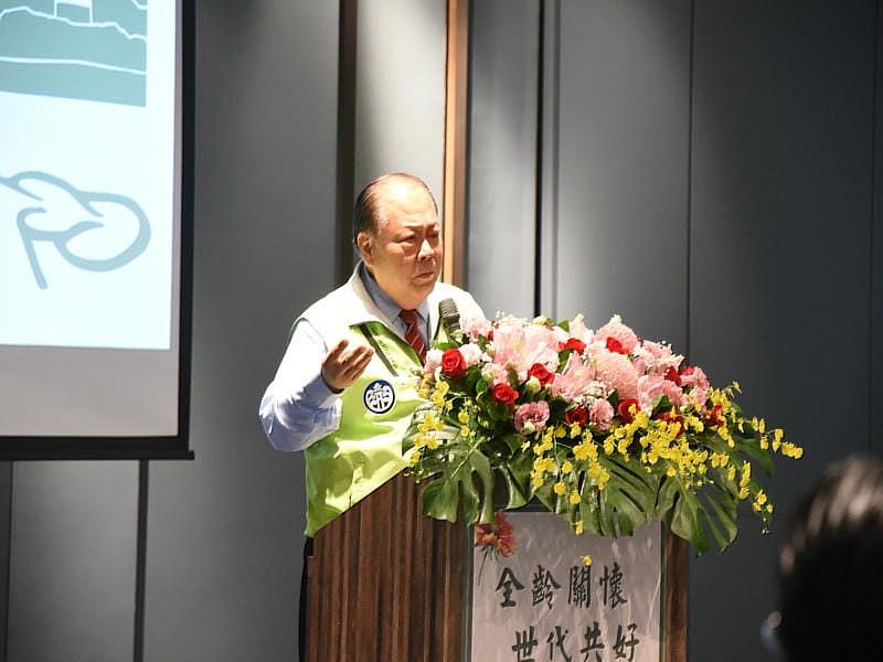 陳光復縣長闡述施政成果。
