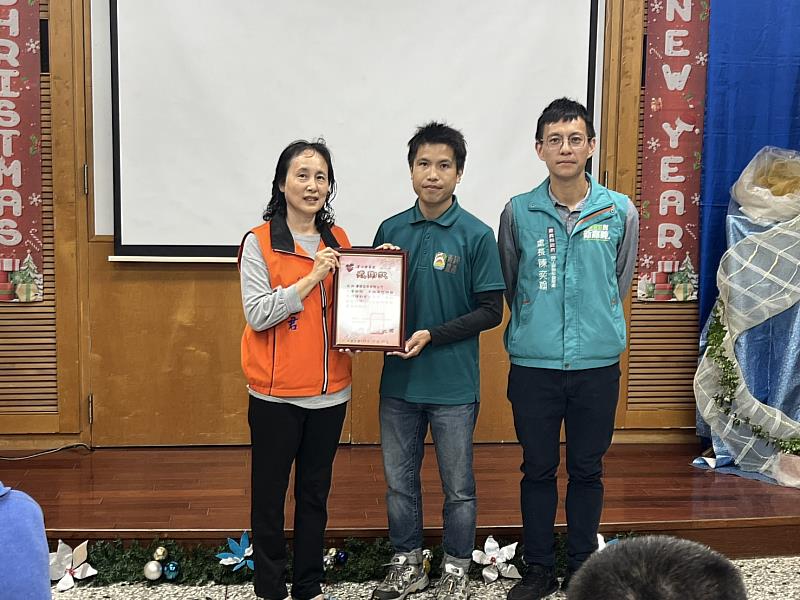 嘉義青創公司「青穎蔬果」回饋社會 攜手勞青處贈蔬菜傳愛心