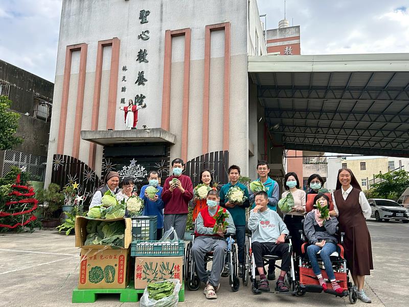 嘉義青創公司「青穎蔬果」回饋社會 攜手勞青處贈蔬菜傳愛心