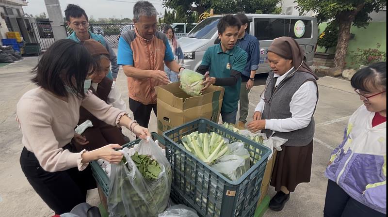 嘉義青創公司「青穎蔬果」回饋社會 攜手勞青處贈蔬菜傳愛心