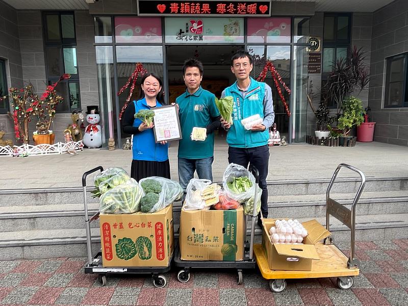 嘉義青創公司「青穎蔬果」回饋社會 攜手勞青處贈蔬菜傳愛心