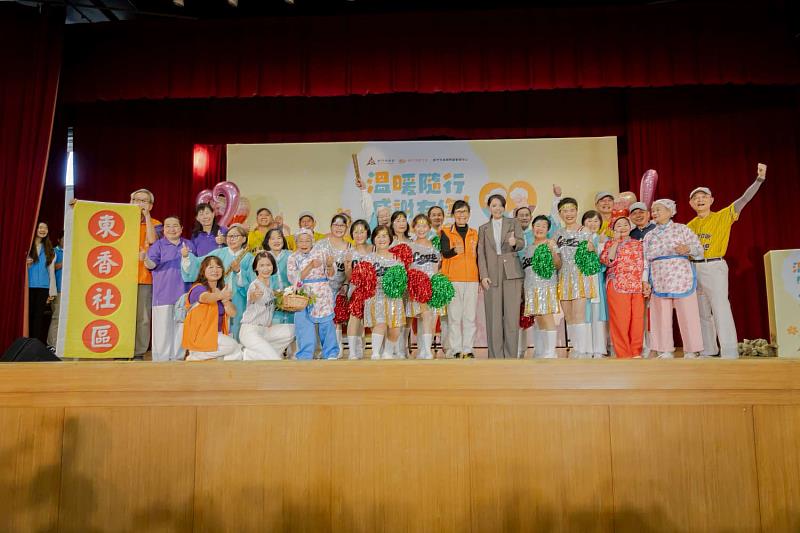 市長高虹安與長輩們合影留念。