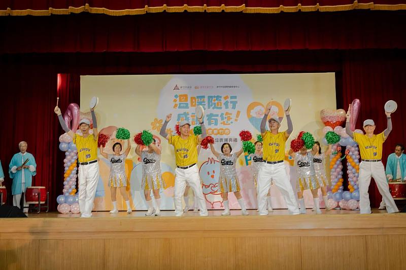 長輩們帶來精彩開場表演，展現十足活力。
