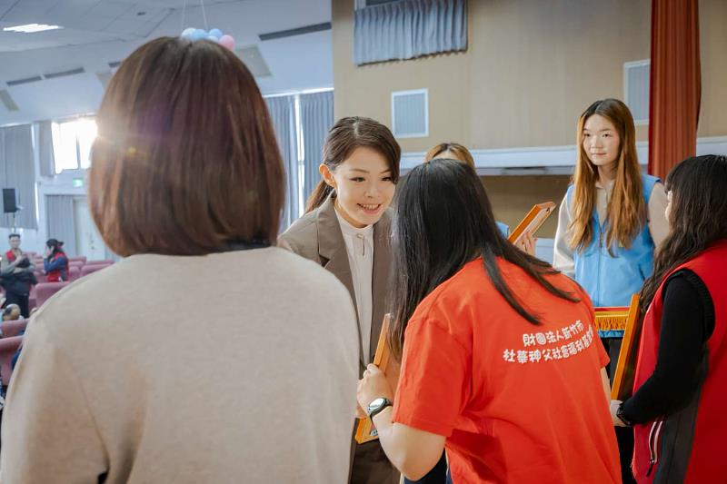 市長高虹安頒獎，向長照夥伴們表達感謝。
